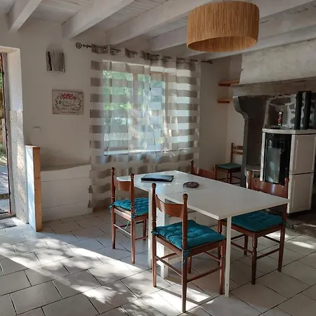Holiday home De L'impluvium Au Coeur Des Volcans Auvergne *